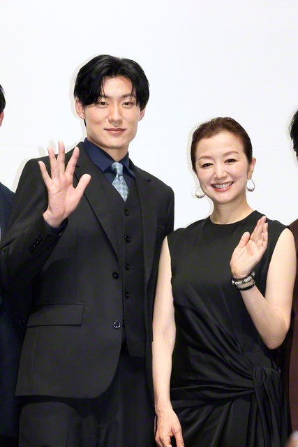 主人公・横田慎太郎役の松谷鷹也㊧と慎太郎の母親・まなみ役を演じる鈴木京香