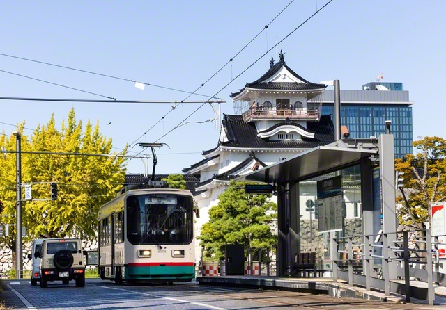 富山市の中心街を駆ける路面電車。580年以上の歴史を誇る富山城など、各地を回るための重要な足だ