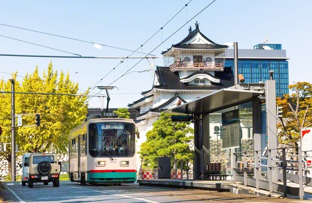 富山市の中心街を駆ける路面電車。580年以上の歴史を誇る富山城など、各地を回るための重要な足だ