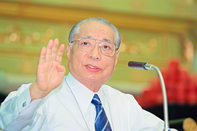 2001年10月に行われた本部幹部会でスピーチする池田先生（八王子市の東京牧口記念会館で）