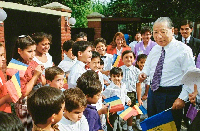 南米チリの未来っ子たちに温かなまなざしを注ぎ、エールを送る池田先生。世界中の子どもたちを励まし続けた（1993年2月、チリ文化会館で）