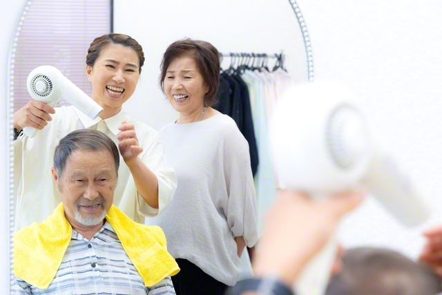 この日は、加藤さん（後列左）が父の髪をカット。「ちょっと切りすぎじゃないか？」と心配顔の父。加藤さんと母・悦子さん（同右）の笑いが弾ける