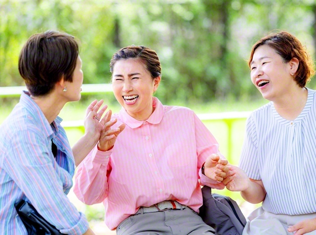 広宣流布に歩く時間が「楽しくて、うれしくて」と加藤さん㊥。おちゃめなキャラで、ひまわりのようにみんなを明るくする。同志いわく「加藤さんはファイターです」