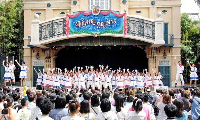 創価大学のヴォーカルグループが東京ディズニーランドのイベントに出演（2010年8月、千葉・浦安市内で）
