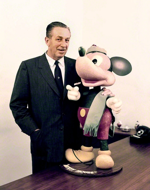 ウォルト・ディズニー（1901―66年）が人気キャラクターのミッキーマウスと　©TPLP/Getty　Images