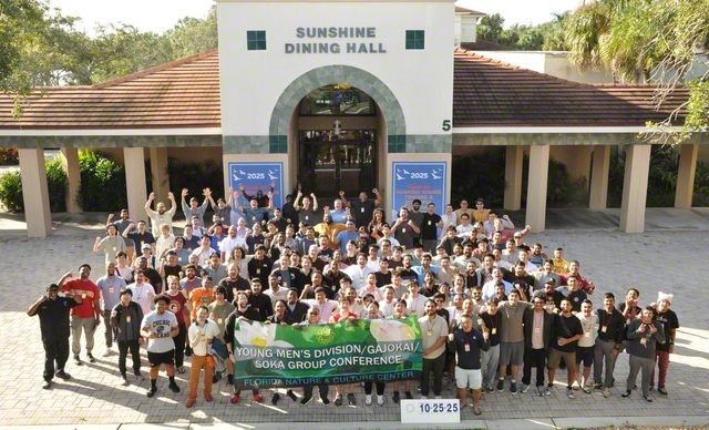 社会や地域で友情と信頼を広げるアメリカ男子部（10月25日、フロリダ自然文化センターで）