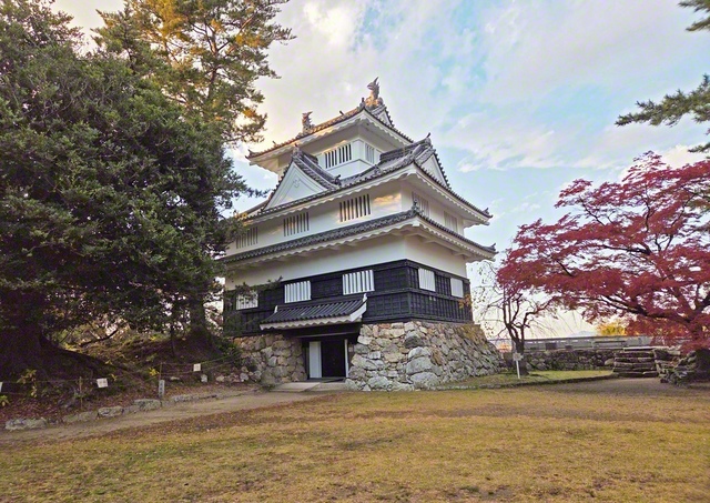 石垣や土塁など多くの遺構が残る吉田城。模擬復興された「鉄櫓（くろがねやぐら）」が威容を放つ（愛知県豊橋市）＝愛知・鈴木登志明通信員