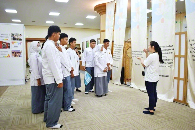 インドネシア創価学会本部で行われた同展。多くの中学・高校生が訪れた（ジャカルタ市内で）