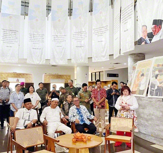 インドネシア大学では10月13日から11日間にわたって行われた「文明の対話」展。会期中、西ジャワ州知事のデディ・ムリヤディ氏（前列左から2人目）も来場した（デポック市内で）