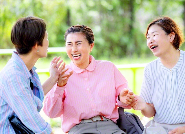 広宣流布に歩く時間が「楽しくて、うれしくて」と加藤さん㊥。おちゃめなキャラで、ひまわりのようにみんなを明るくする。同志いわく「加藤さんはファイターです」