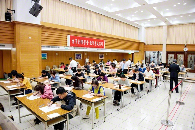 真剣な表情で試験に挑む台湾の友（2日、台中市の霧峰文化会館で）