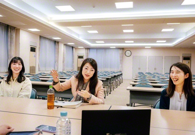 参加者と語り合う富永氏㊥