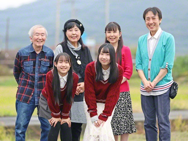 濵﨑さん一家（左から父・髙橋隆治さん、次女・恵美さん、母・髙橋由美子さん、長女・優子さん、濵﨑さん、夫・広伸さん）