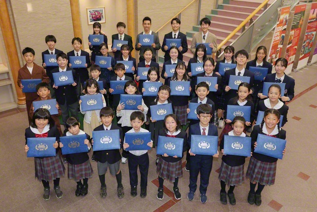 「イングリッシュチャレンジ」の表彰式に参加した友が記念のカメラに納まった（戸田記念国際会館で）