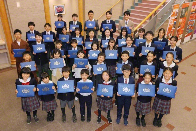 「イングリッシュチャレンジ」の表彰式に参加した友が記念のカメラに納まった（戸田記念国際会館で）