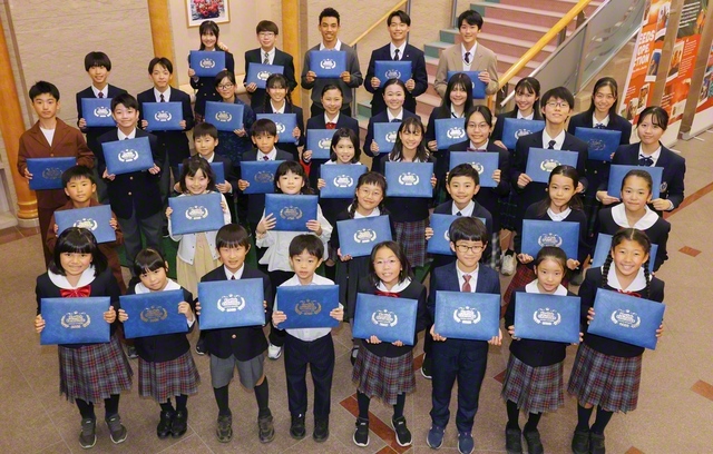 「イングリッシュチャレンジ」の表彰式に参加した友が記念のカメラに納まった（戸田記念国際会館で）