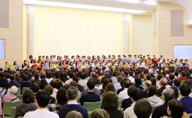 東京教育部の実践報告大会。青年教育者の有志が合唱を披露した（江戸川区の東京国際池田記念講堂で）