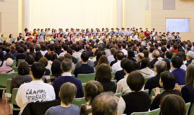 東京教育部の実践報告大会。青年教育者の有志が合唱を披露した（江戸川区の東京国際池田記念講堂で）