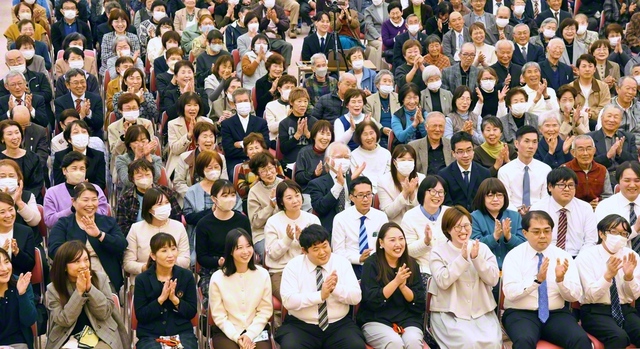 “世界広布の魁”との決意に燃える高知総県の総会。少年少女部の太陽の子合唱団が歌声を響かせた（高知文化会館で）