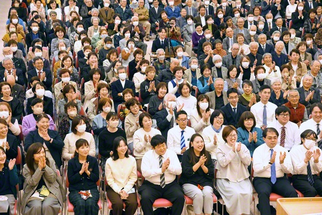 “世界広布の魁”との決意に燃える高知総県の総会。少年少女部の太陽の子合唱団が歌声を響かせた（高知文化会館で）