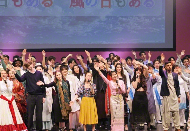 友情を広げた関西留学生音楽祭。司会を務めたミャンマーのモーテッシンさんは「平和な世界を築くために頑張りたい」と（京都市内で）