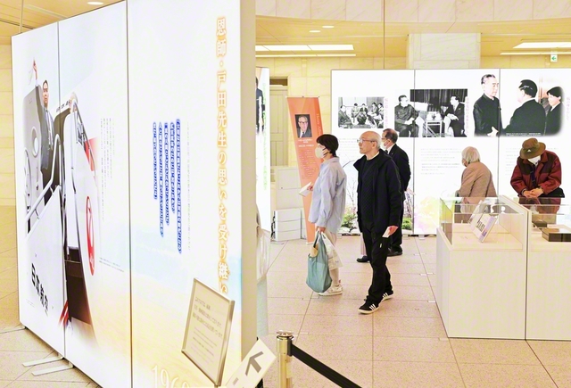 好評開催中の特別展示「平和への王道――池田大作先生の世界交友録」（創価文化センターで）