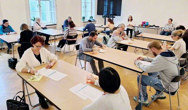 オーストリアの教学試験。受験者が真剣な面持ちで試験に臨む（オーストリア文化センターで）