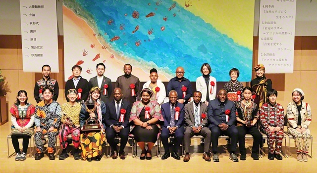 コンテストの弁士らが記念のカメラに（創大で）