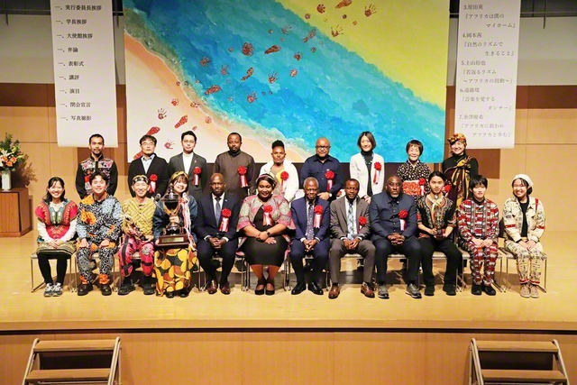 コンテストの弁士らが記念のカメラに（創大で）