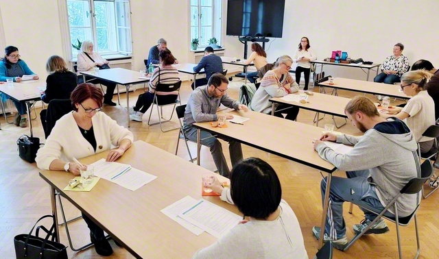 オーストリアの教学試験。受験者が真剣な面持ちで試験に臨む（オーストリア文化センターで）