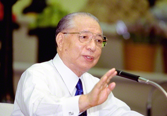 2000年12月、大阪・豊中市の関西戸田記念講堂で行われた本部幹部会。池田先生は、「世界は今、新しい世紀、新しい千年の夜明けを告げゆく、高らかな『平和の暁鐘』を待ち望んでいる」「尊極なる生命に皆を目覚めさせていく、鮮烈な『哲学の鐘』が必要なのである」と強調した上で、23世紀に向けての未来展望を語った