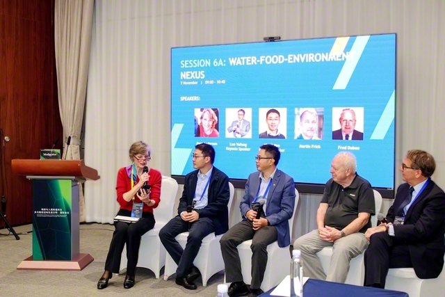 分科会では、学会本部平和運動局のジョーン・アンダーソン氏が登壇