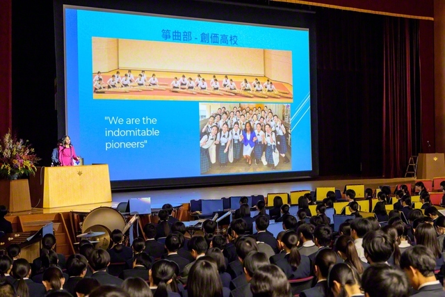 ジャマイカのリチャーズ大使が講演。学園生との交流の模様を振り返った（11月、創価学園・池田講堂で）