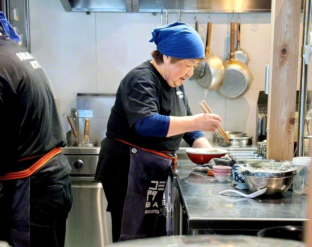 食堂で働き出して半年。植山さんが手際よく作るラーメンは、毎日食べても飽きない味