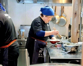 食堂で働き出して半年。植山さんが手際よく作るラーメンは、毎日食べても飽きない味