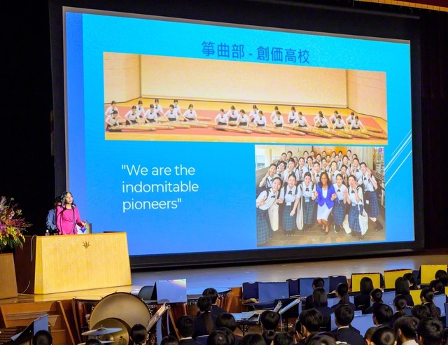 ジャマイカのリチャーズ大使が講演。学園生との交流の模様を振り返った（11月、創価学園・池田講堂で）