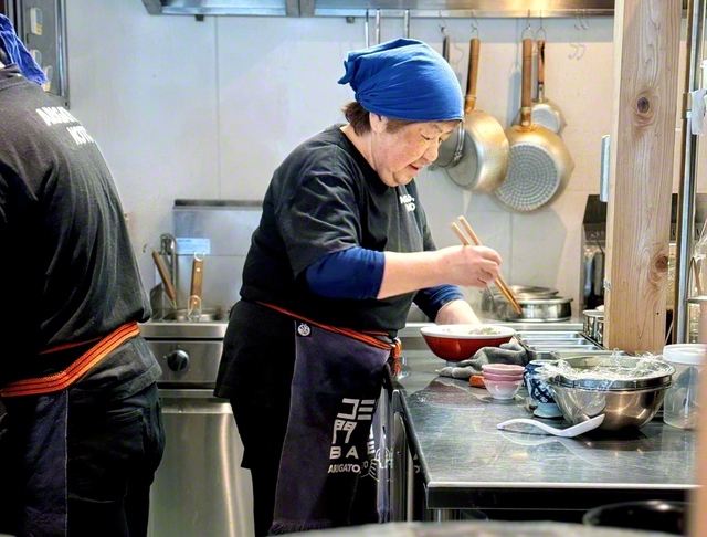 食堂で働き出して半年。植山さんが手際よく作るラーメンは、毎日食べても飽きない味