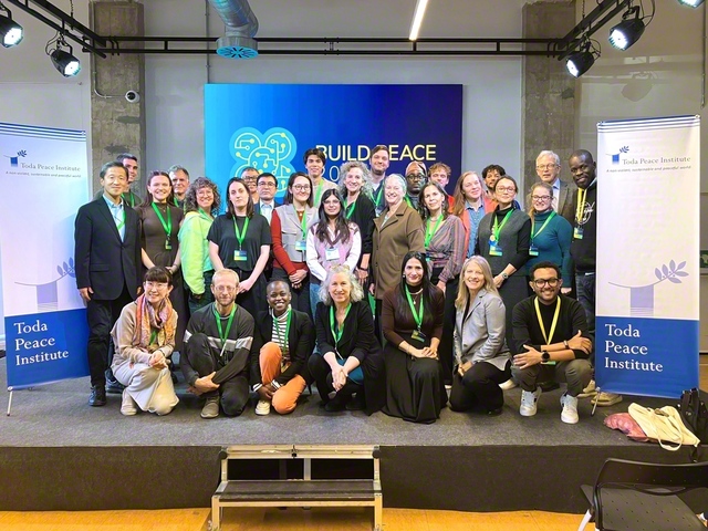 差異を超えた英知の結集で、平和と希望の未来を！――学術会議の参加者が記念のカメラに納まった（同22日）