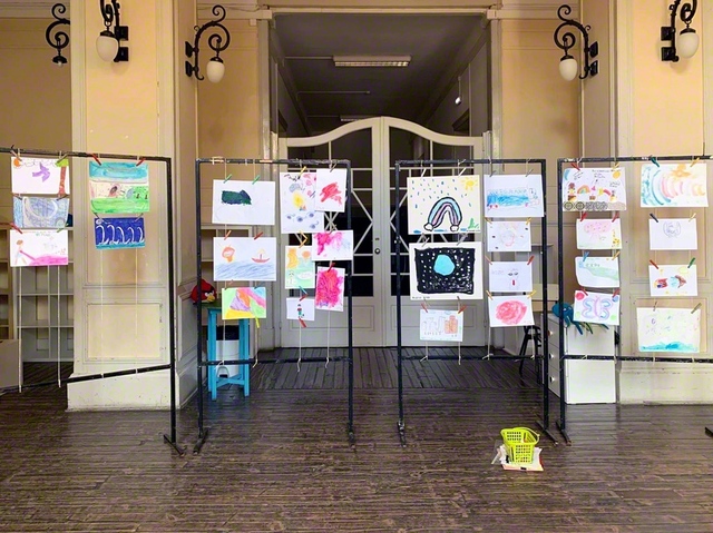 会場のエントランスを彩った未来部による絵画展。フェスティバルのテーマを題材に、平和への誓いを表現した（同）