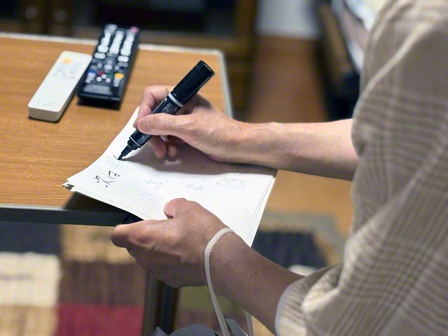 耳の聞こえにくい同志には筆談も