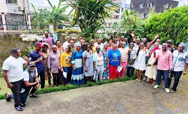 異体同心の団結で教学実力試験に臨んだカメルーンの友が記念のカメラに（10月）
