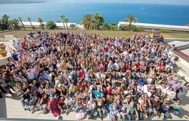 【イタリア】広布誓願に燃えるシチリア州研修会の参加者。御本尊授与式も行われ、新出発の決意あふれる集いとなった（10月11日、イタリア・テッラシーニ市内で）