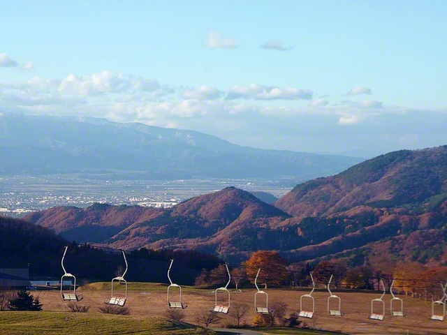 晩秋の天童高原スキー場（山形県天童市）。遠くに天童市街や雄大な山々の稜線（りょうせん）を一望できる＝山形・大内雄一通信員