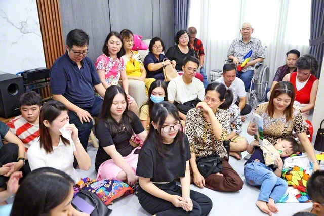 ビンタン・プルマイ地区の座談会での一こま。女性の涙ながらの言葉に、仲間が静かに耳を傾ける。つらい状況に信心で向き合う日々に「ティダ・アパアパ！（大丈夫だよ！）」と温かな声が。多様な民族が互いの心を抱き締め、共に前を向く（バタム市内で）