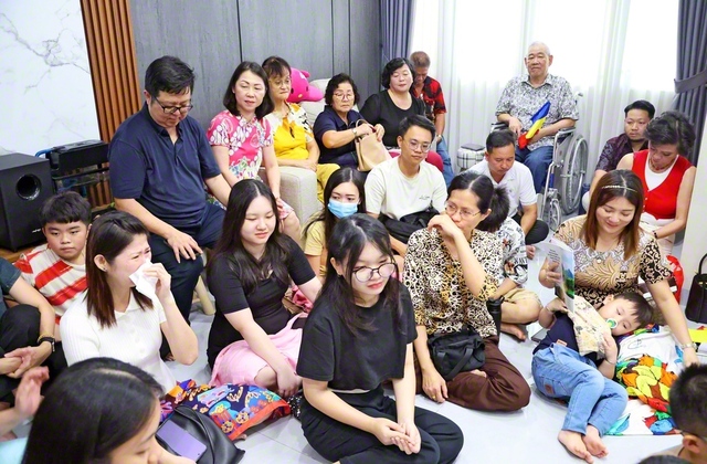 ビンタン・プルマイ地区の座談会での一こま。女性の涙ながらの言葉に、皆が静かに耳を傾ける。つらい状況に信心で向き合う日々に「ティダ・アパアパ！（大丈夫だよ！）」と温かな声が。多様な民族が互いの心を抱き締め、共に前を向く（バタム市内で）