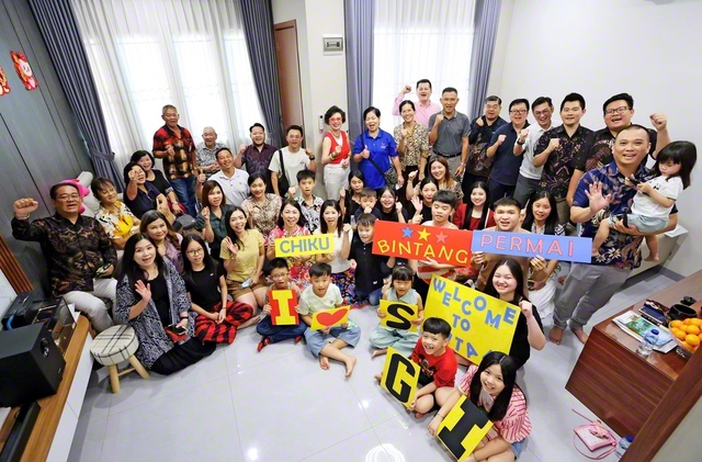 約50人のメンバーが集ったビンタン・プルマイ地区の座談会。参加者は「信心を学ぶだけでなく、人生を語り合う場所」と口々に語る。言語も民族も違う人たちが集まっているからこそ一人一人が対話を大切にし、互いに勇気をもらえる場となっている（バタム市内で）