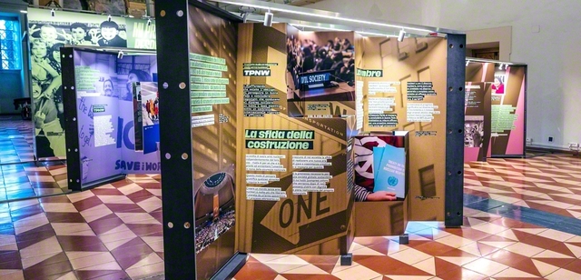 センツァトミカの「核兵器のない世界のために人類の精神変革を」展。パネルに加え、被爆者の証言映像なども取り入れ、核兵器の実態に迫る　©Arnaldo　Albertoni