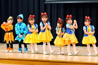 心一つに演技を発表した園児たち（5日、札幌市内で）