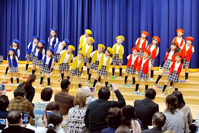 園児の明るい歌声に会場が包まれた（同）