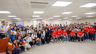 アジア広布は私たちの手で！――香港とマカオの同志が記念のカメラに（11月2日、香港文化会館で）